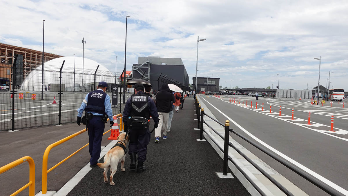 いちばん通路が狭くなった部分。関係者用の通路でもあり、警察犬が会場に向かっていた