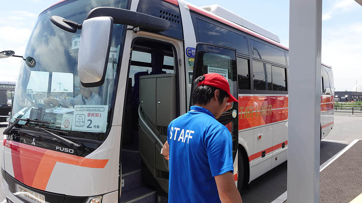 トレードセンター前に向かうバス。筆者のみの乗客1名で発車した