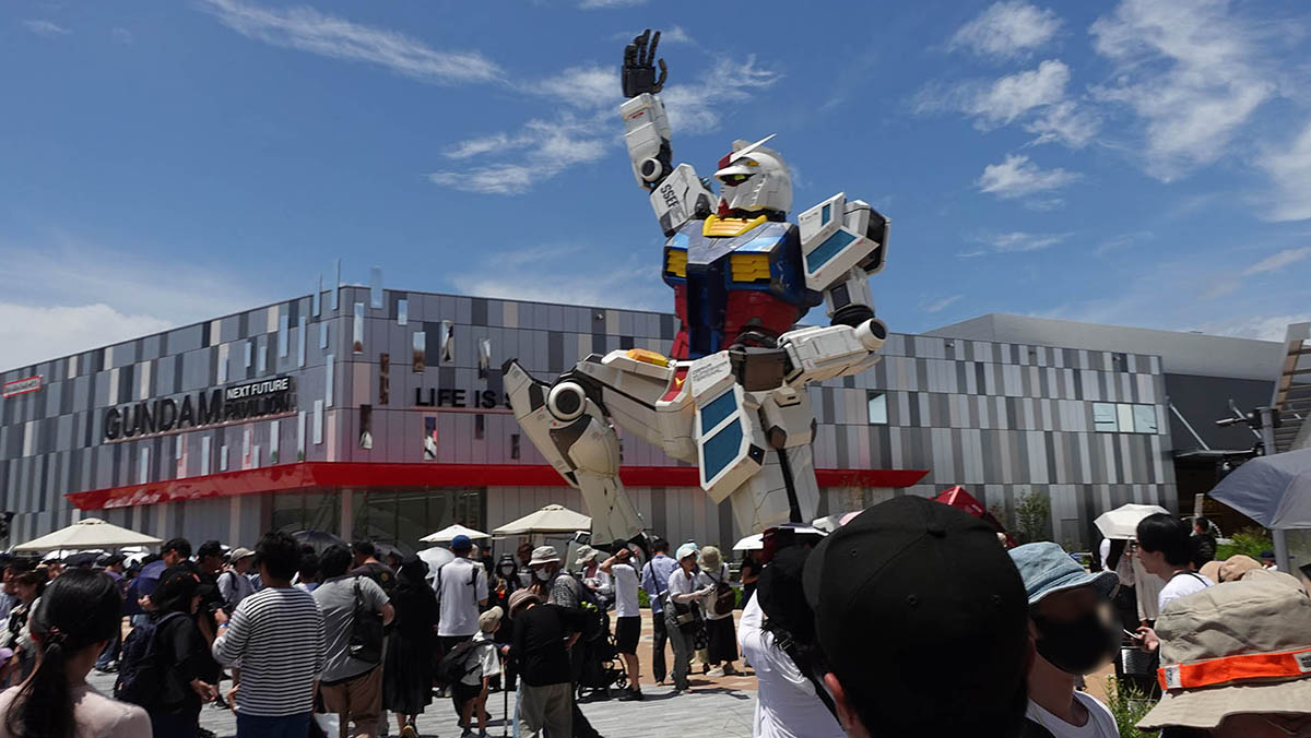 万博会場内のガンダム像