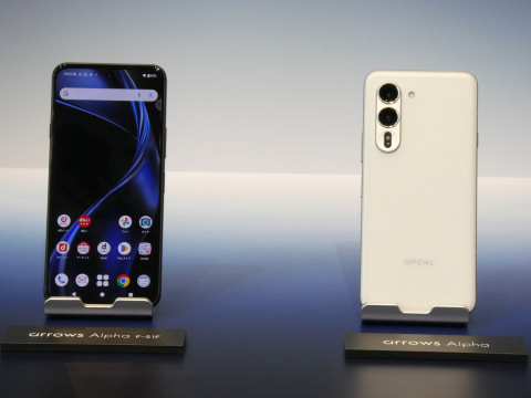 FCNT、AI搭載「arrows Alpha」と6年ぶり「らくらくホン」を今夏