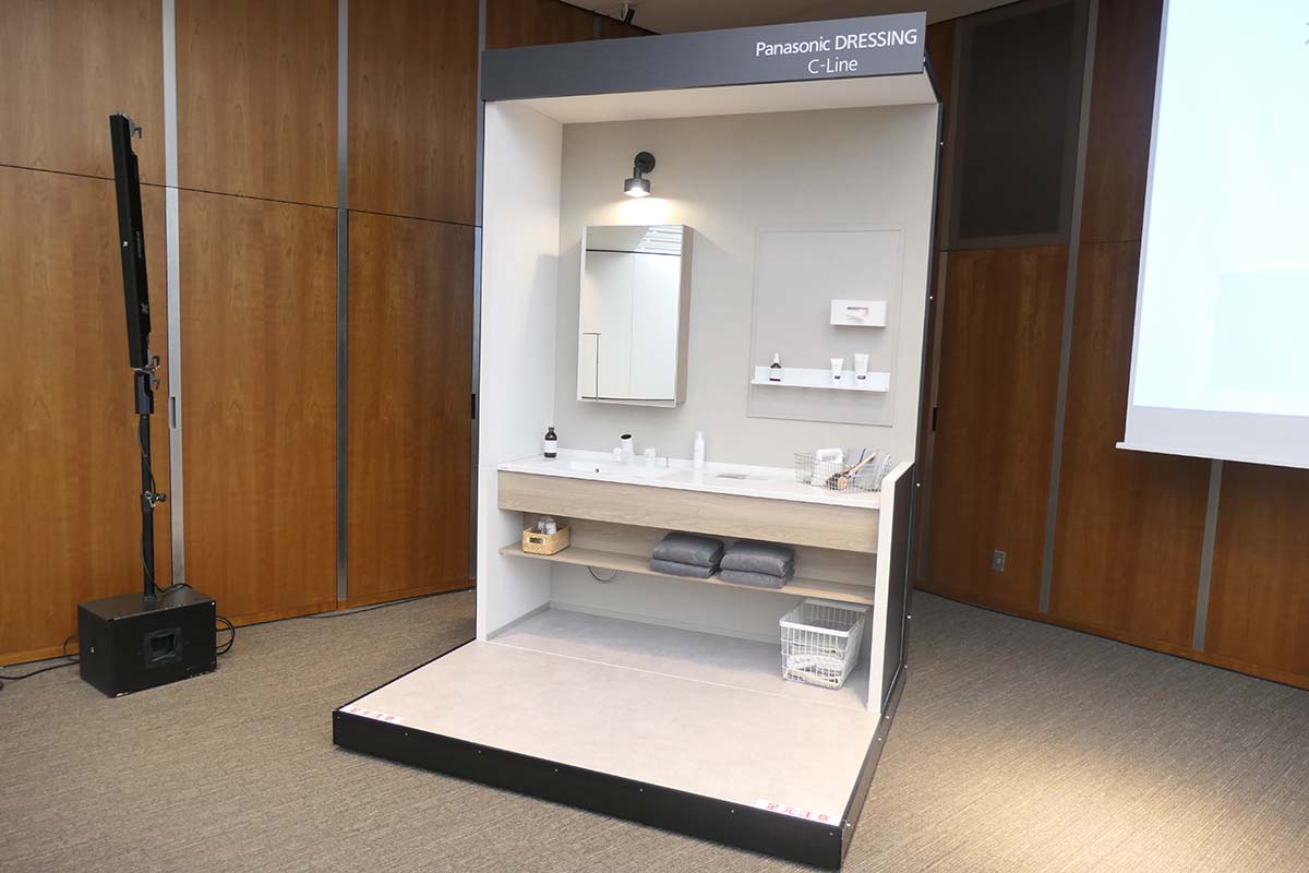 洗面台の下の扉付き収納スペースをあえてなくした「フロート」タイプ