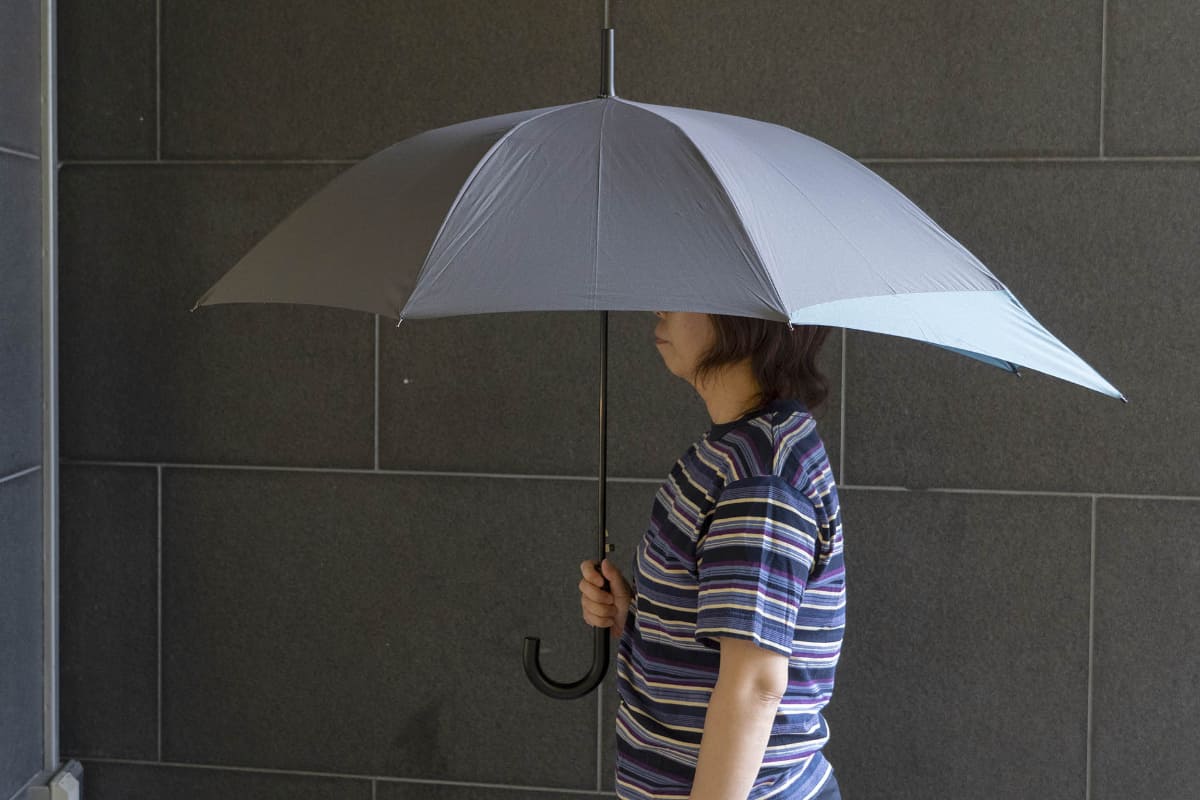 親骨の長さ60cm。直径106(最長119)cm。紫外線防止効果があるので日傘としても使える