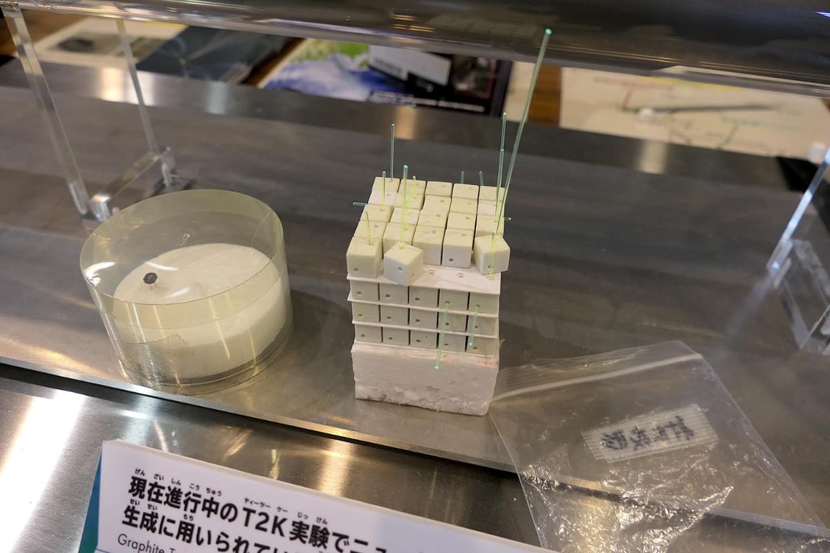 1cm角のサイコロ状のプラスチック・シンチレータ。これを200万個並べた