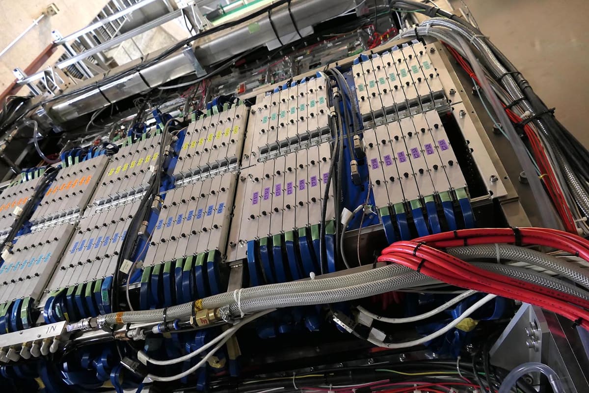 2023年にアップグレードされた前置検出器「SuperFGD」がこの中にある