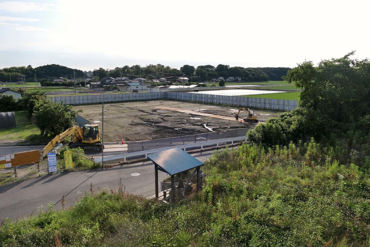 ハイパーカミオカンデ 中間検出器 建設現場。ここに深さ46mの穴が掘られて検出器が設置される。向こう側にハイパーカミオカンデがある