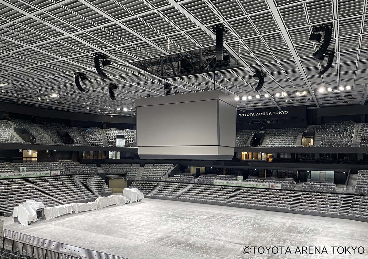 LEDビジョンは3層構造のセンターハングビジョンと、2層のリボンビジョンで構成