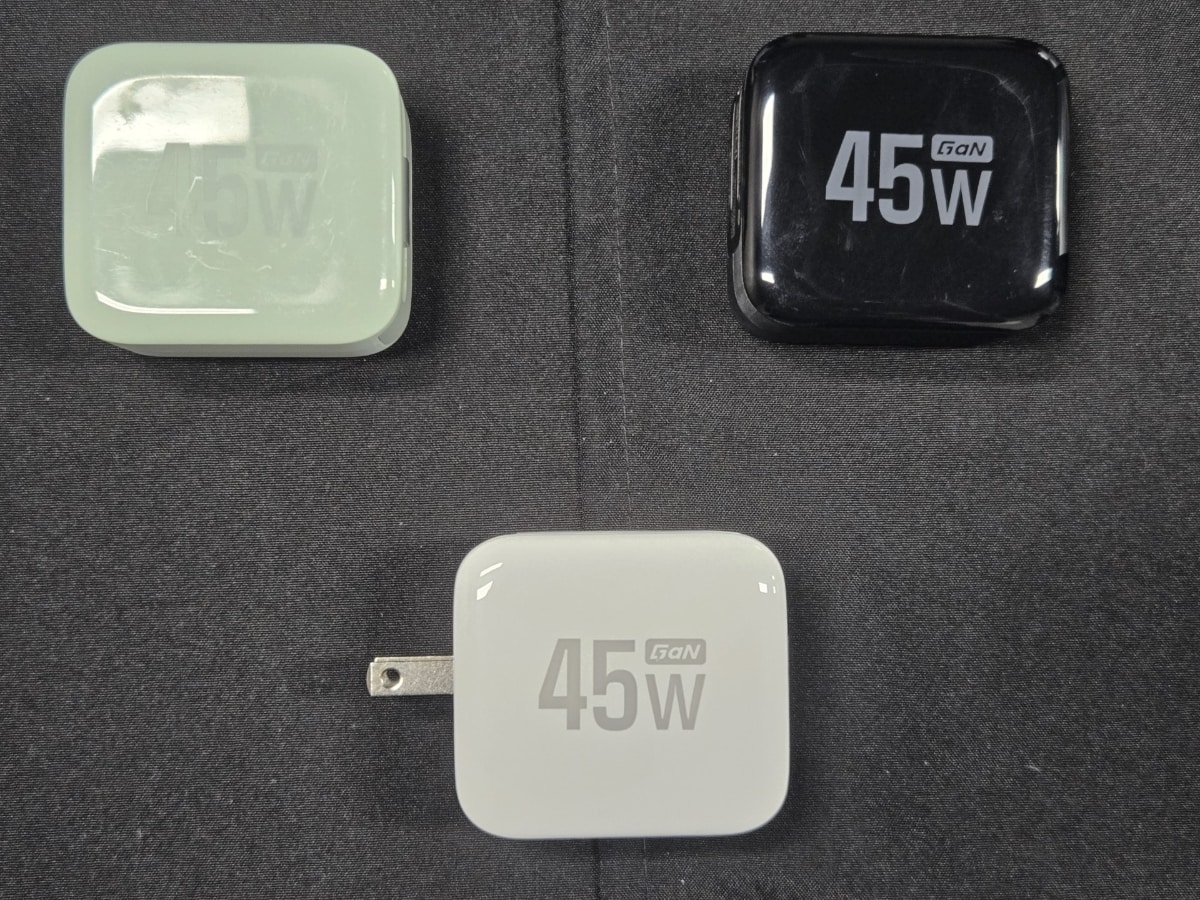 45W GaN充電器(6,990円)。カラーはブラックとホワイト。緑色は発売を検討中