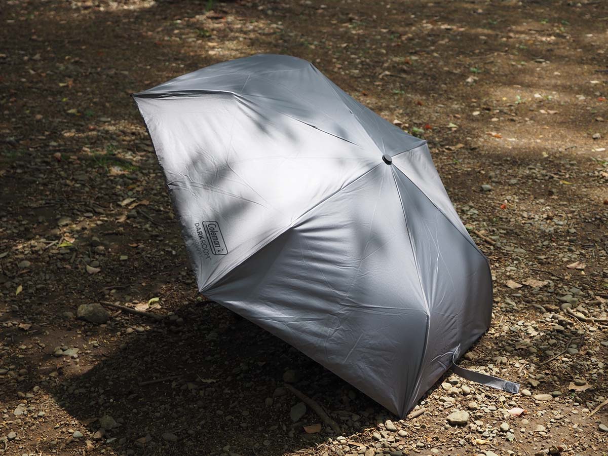 コールマンのテントやタープなどで採用されている「ダークルームテクノロジー」を、日傘に応用している
