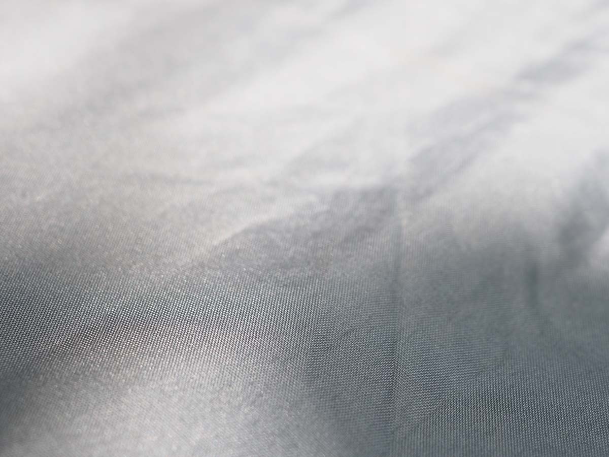 表側は明るい銀色の生地。遮光率は90％以上でUV遮蔽率が99.9％以上