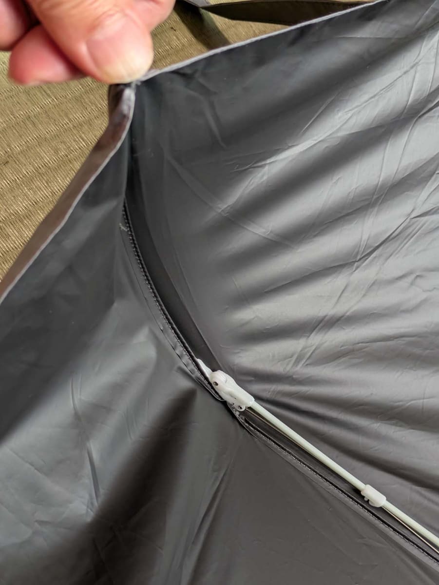 傘骨の先端は柔らかい素材なので、強風でも折れることはなさそうだ
