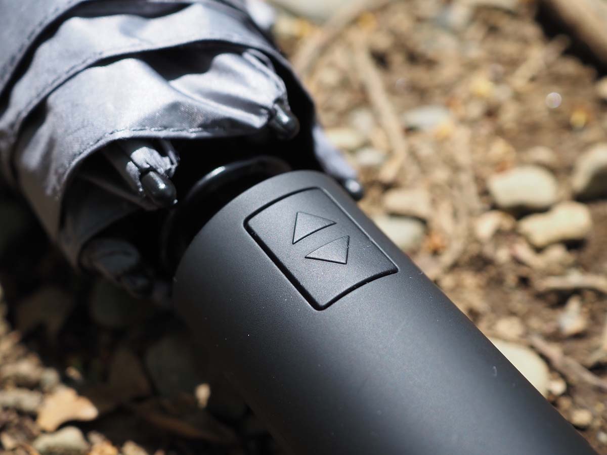 手元のボタンを押すと開閉できる