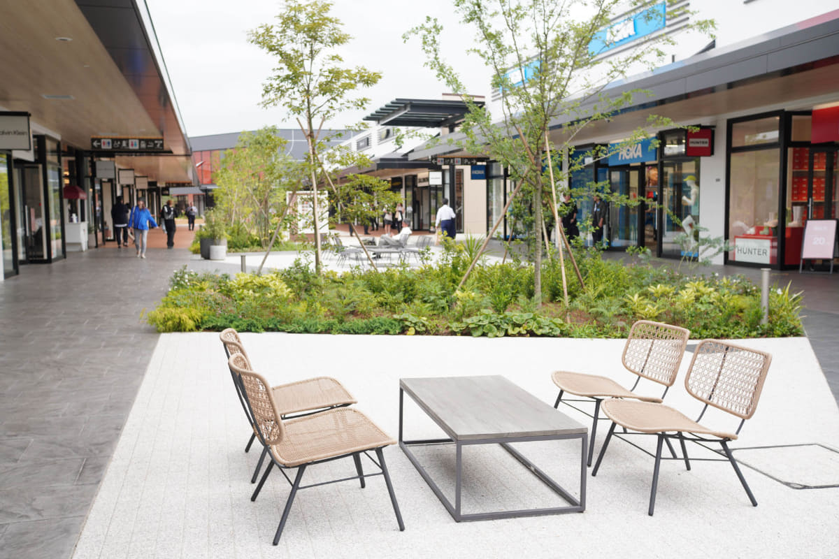 ウエストゾーン。わりとしっかりとした植栽があるので、必然的に店舗の前を通行することになる