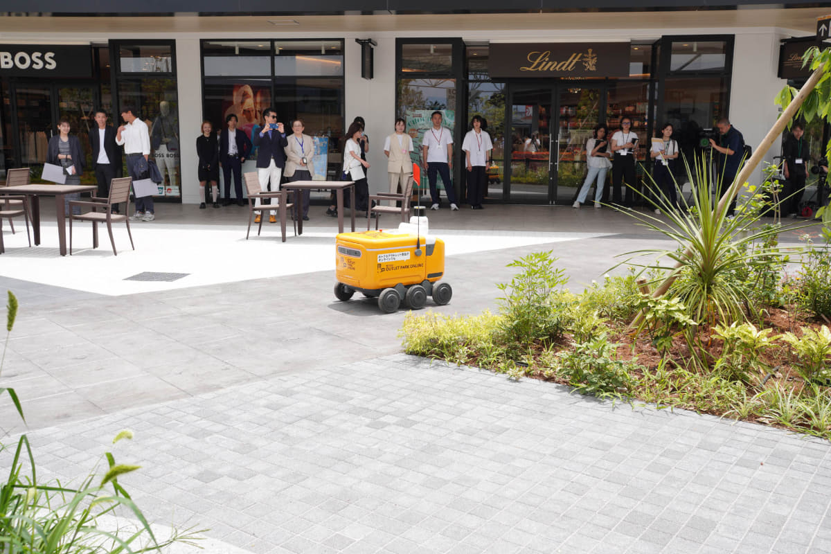 取材日に実施された配送ロボットのデモンストレーション。人間が近くに居ると避けて通ろうとして、近づいてくると停止する