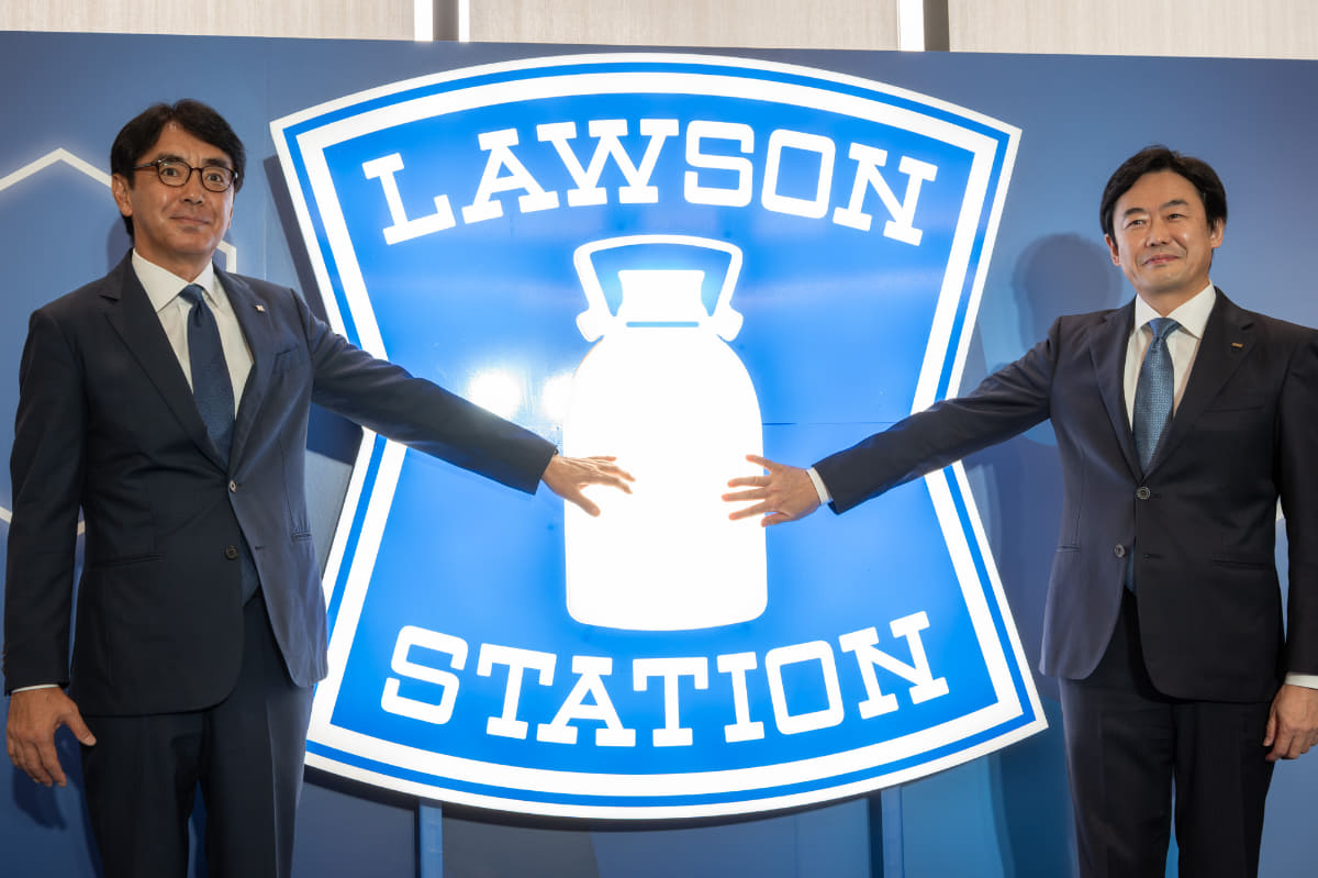 左から、ローソン 代表取締役 社長の竹増貞信氏、KDDI 代表取締役社長 CEOの松田浩路氏