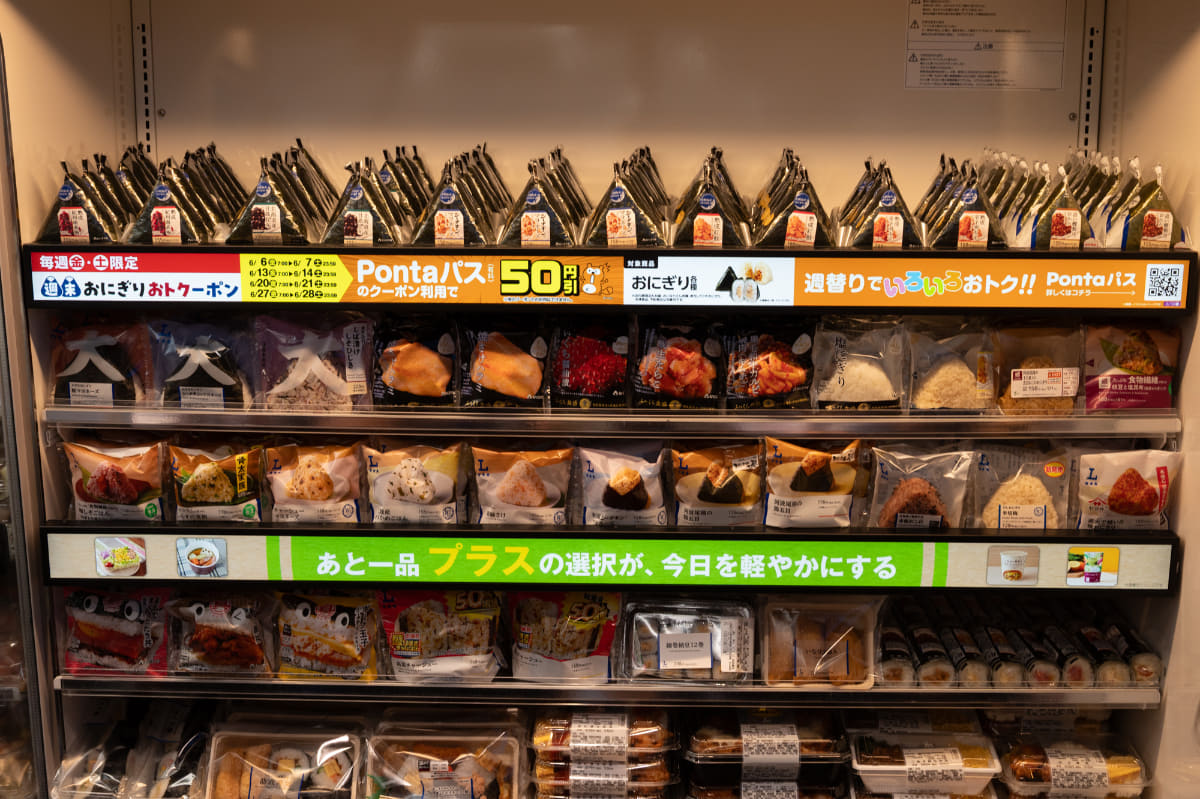 おにぎり棚のプライスレール・サイネージ。