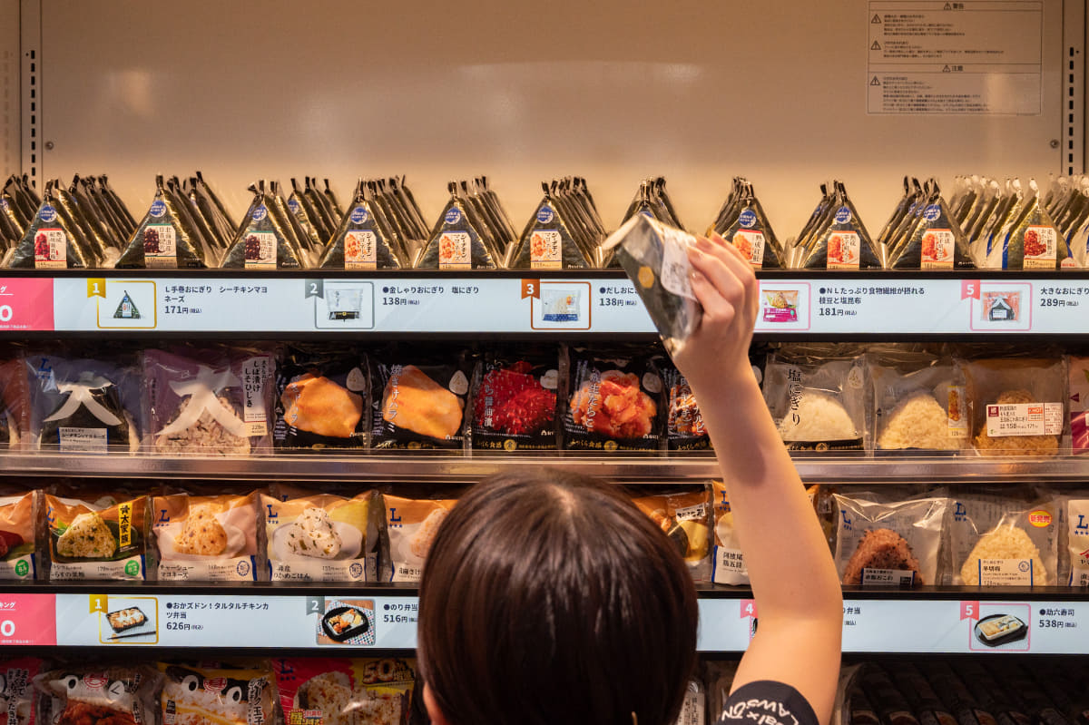 商品を取ると……