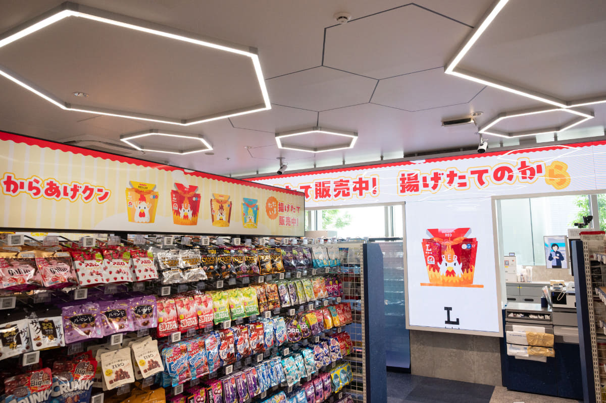 柱や天井付近の壁にサイネージ。棚の上のサイネージも連動する