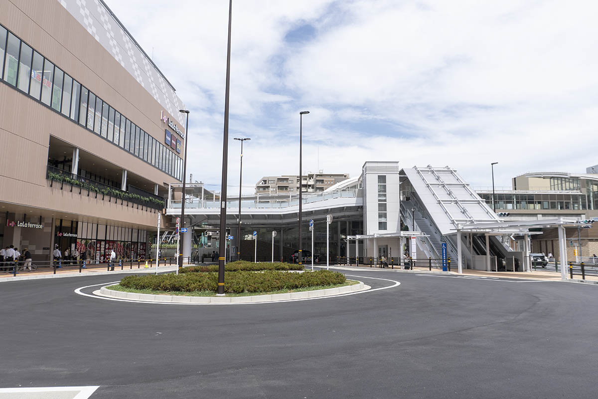 ららテラス北綾瀬(左)と北綾瀬駅(右)はペデストリアンデッキで接続