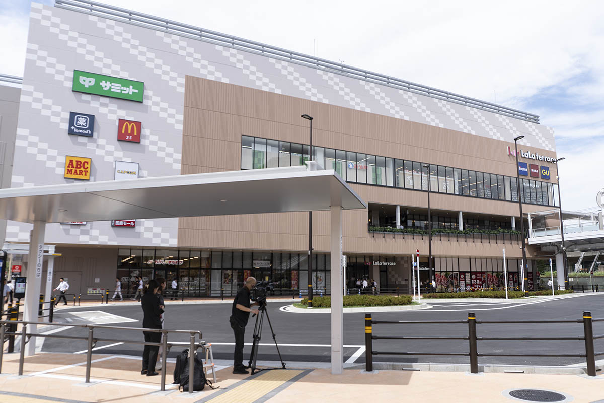 施設前には駅前交通広場が開設された