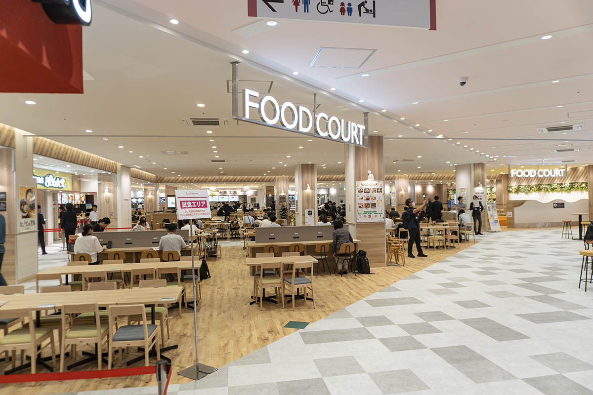 フードコートは全10店舗、約500席