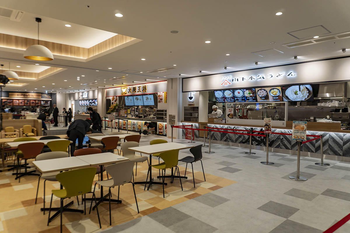 手前から、山下本気うどん、大阪王将、札幌味噌Fuji屋、松戸富田製麺