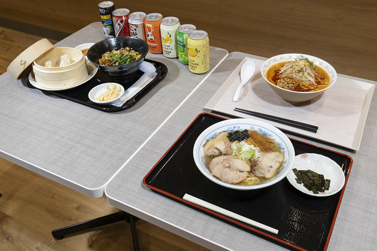 北綾瀬限定の松戸富田製麺「肉そば」(右手前/950円)、札幌味噌Fuji屋「札幌海老味噌担々麺」(右奥/1,190円/7月31日まで)、台湾美食店886食堂「台湾牛肉麺 小籠包セット」(左/1,250円/7月6日まで)