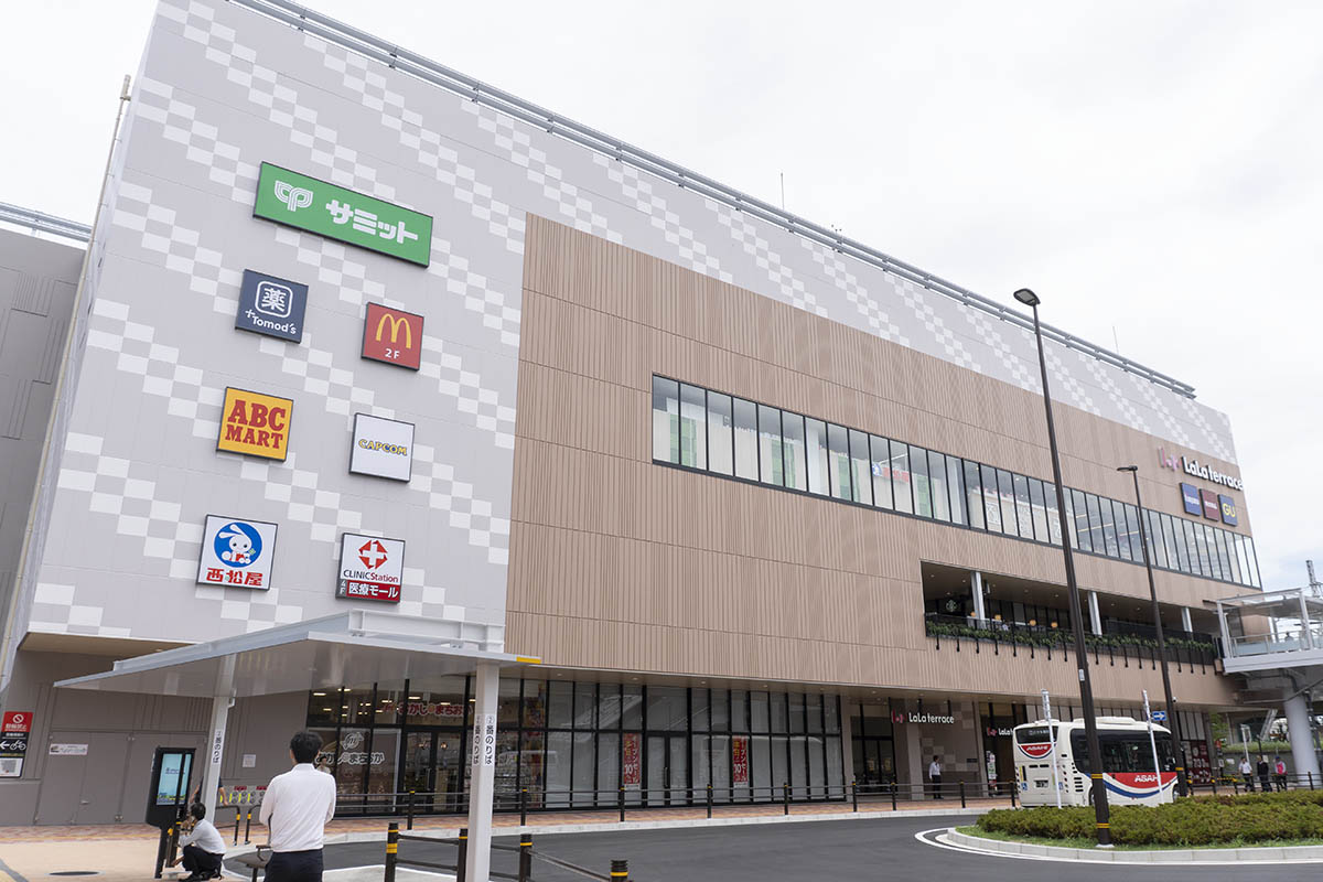 左側や上部に綾織をモチーフとしたデザインを取り入れた