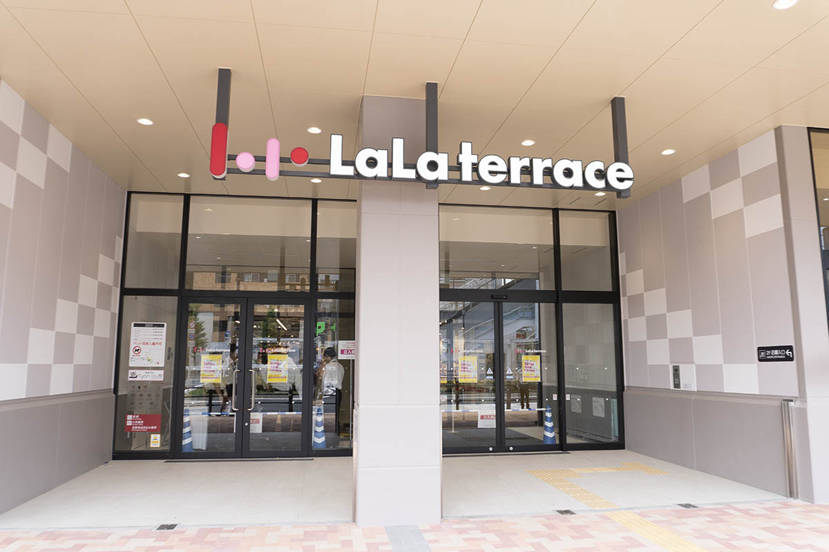 1階エントランス。壁面に同様のデザインが施されている