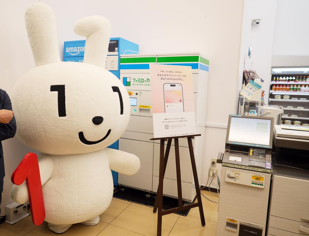 会見中に「マイナちゃん」が倒れてしまうハプニングも発生した