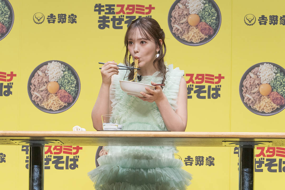 発表会の実食でも持ち上げた麺をきれいにすすり切って頬張る藤田ニコルさん