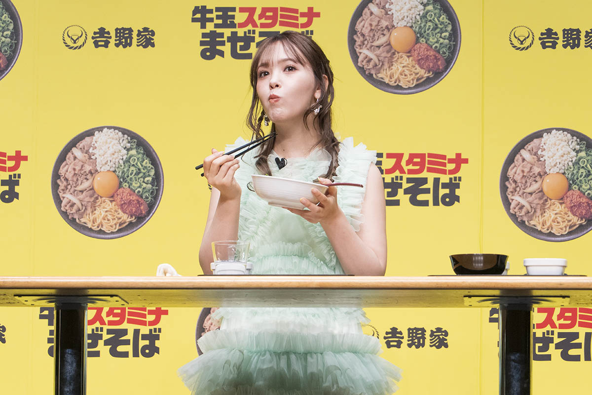 発表会の実食でも持ち上げた麺をきれいにすすり切って頬張る藤田ニコルさん