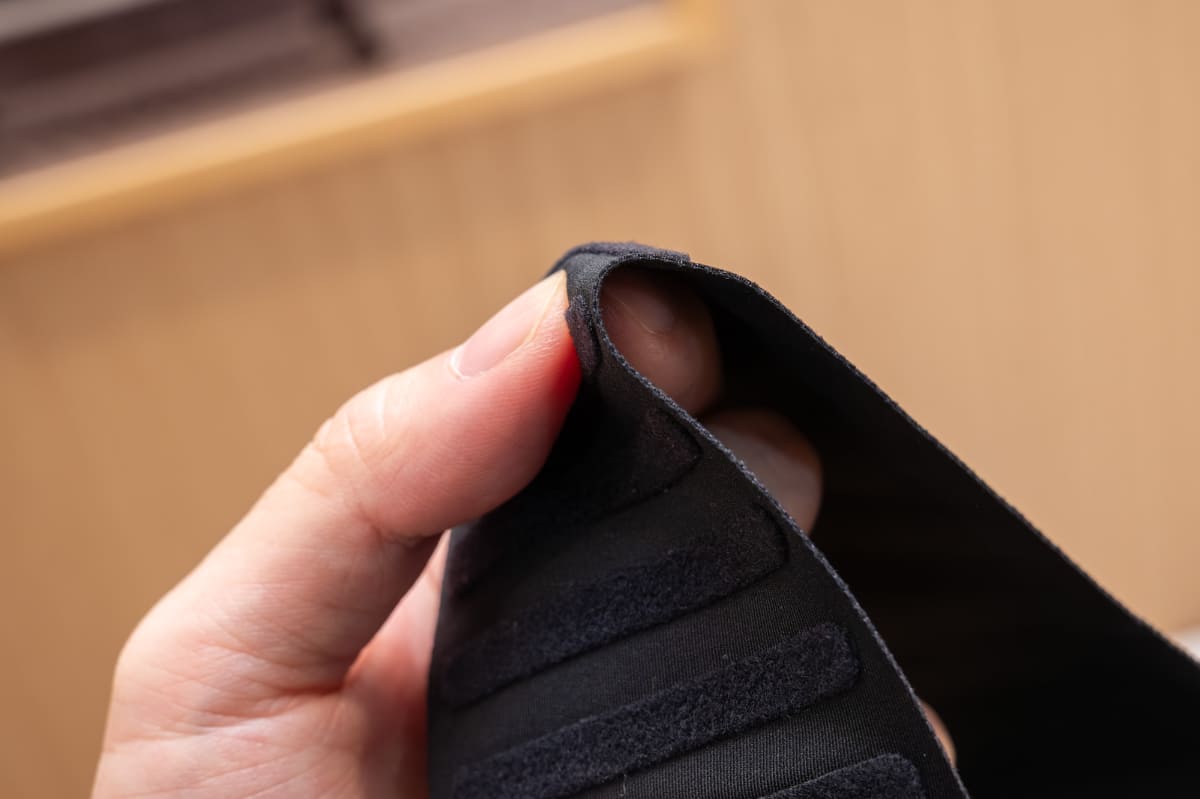 バンドは薄く伸縮性に優れる素材