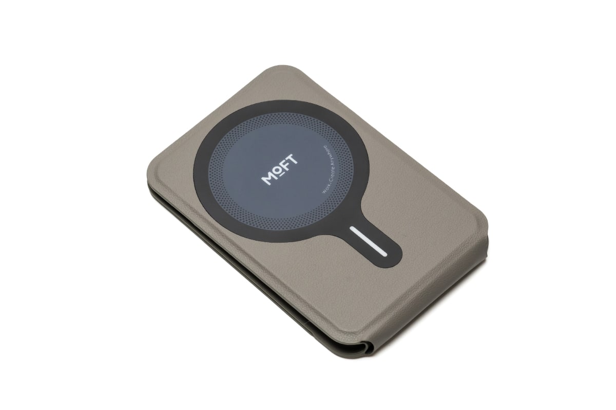 スマホと接する面にはMagSafe用のマグネットパッドが設けられている