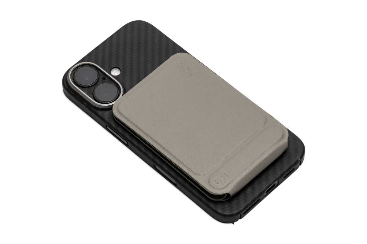 MagSafeで簡単に装着できる