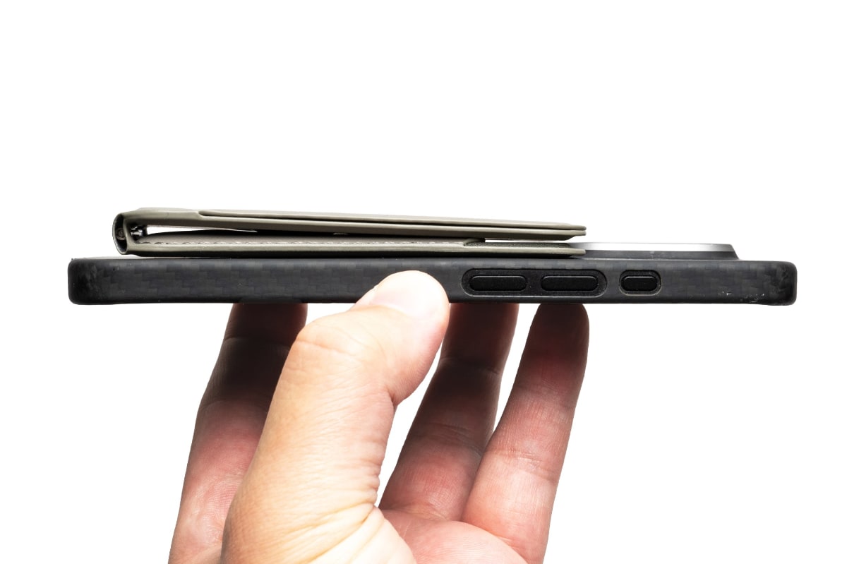 本体装着時の厚み。やや厚手だが、許容範囲内