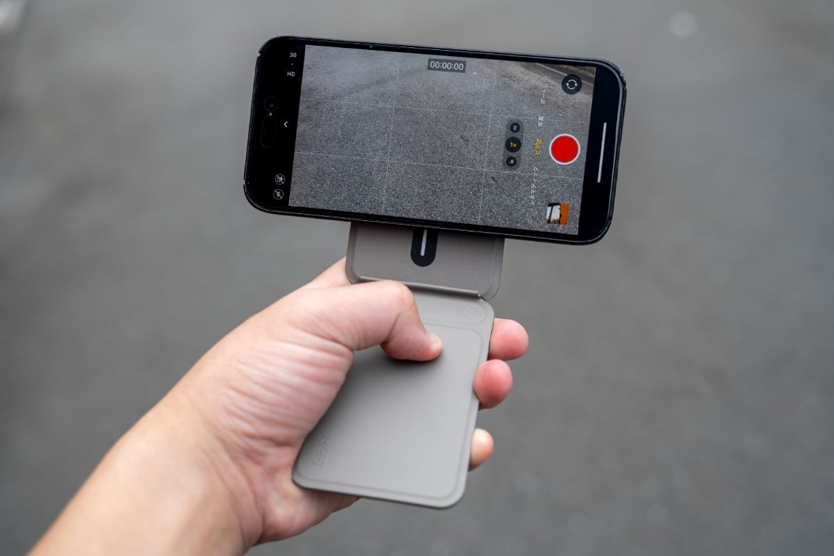 さらに角度をつけることで、スマホグリップのような使い方も可能