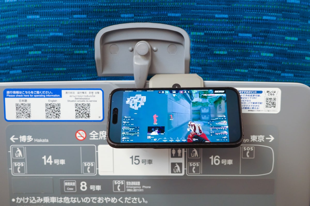 トリッキーな使い方だが、新幹線のテーブルにスタンド部分を挟み込んで設置。移動中の動画視聴にも活躍する