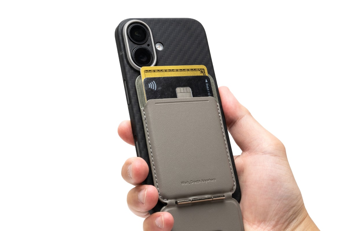 カードスロットには2枚まで収納可能。実用性は十分