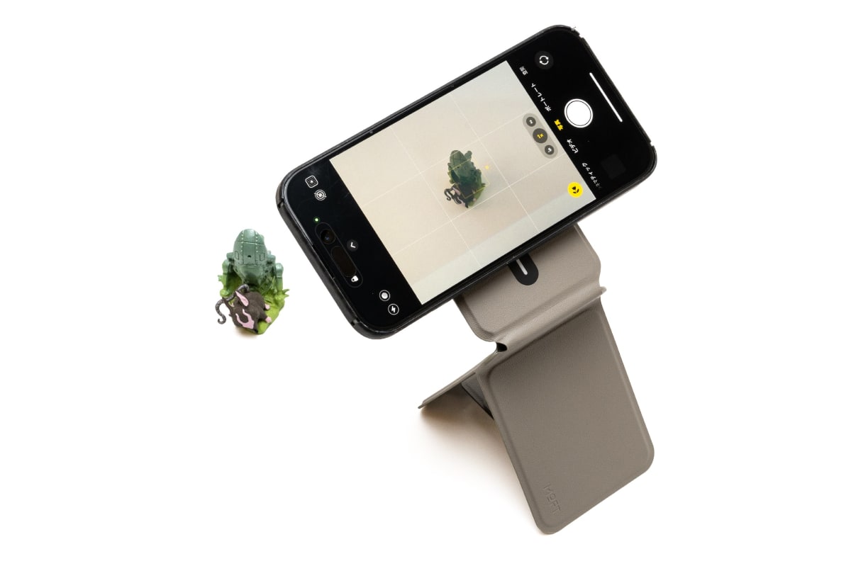 スマホを構えてミニチュアを撮影。撮影用スタンドとしても活躍