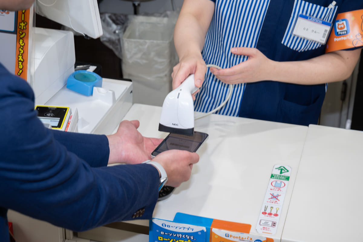 au IDを新規に登録する場合、メールアドレスを登録して店頭レジで確認の読み取りを行ない、クレジットカードを登録する