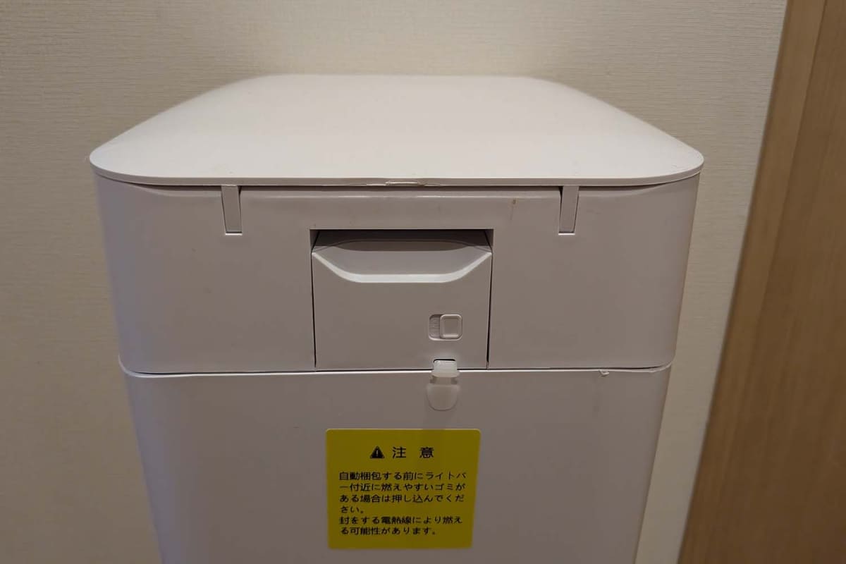 背面に充電用のUSB-Cポートと電源スイッチ