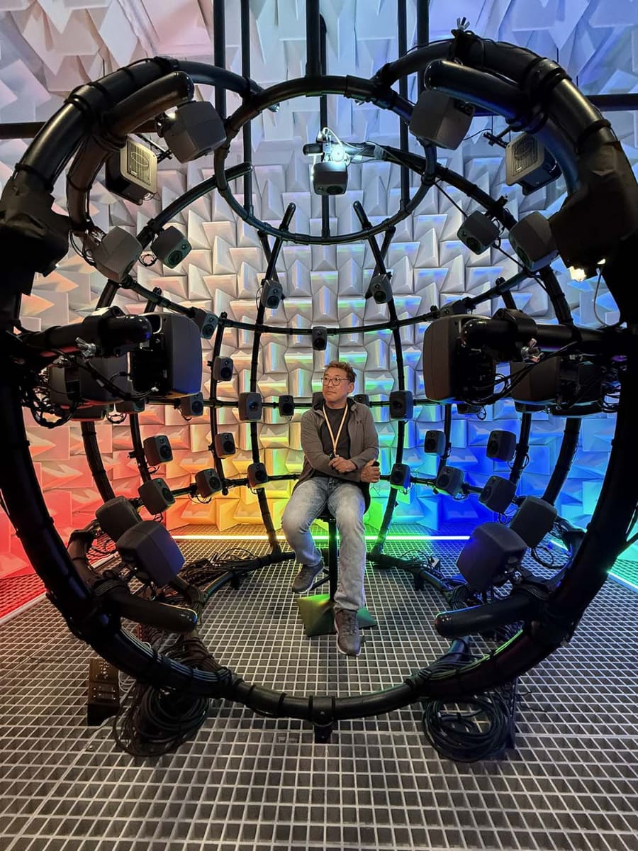 世界中の様々な場所の騒音や環境を再現する50個のスピーカーを用いたシミュレーションルーム