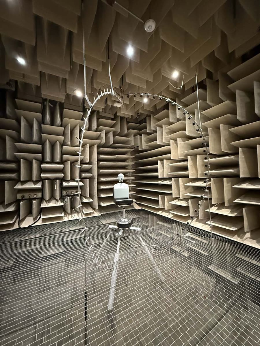 無響室で空間オーディオの特性を計測。空間オーディオの立体再現性を記録している