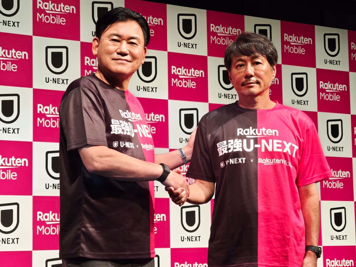楽天モバイル会長の三木谷浩史氏と、U-NEXT会長の宇野康秀氏。会見には揃って登壇した