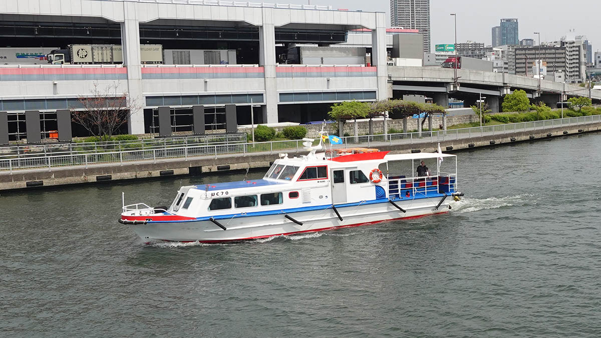 中之島GATEを出港する「ユニバーサルクルーズ」便
