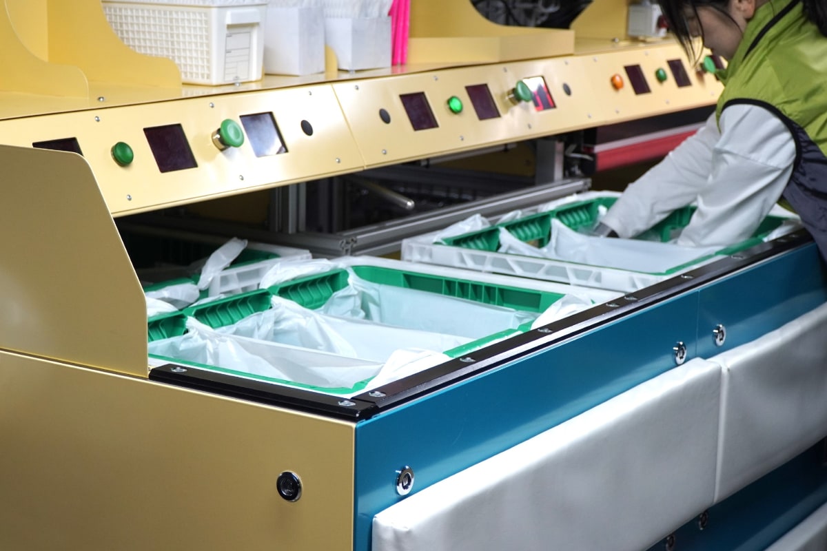 人の手によるピッキングも継続する