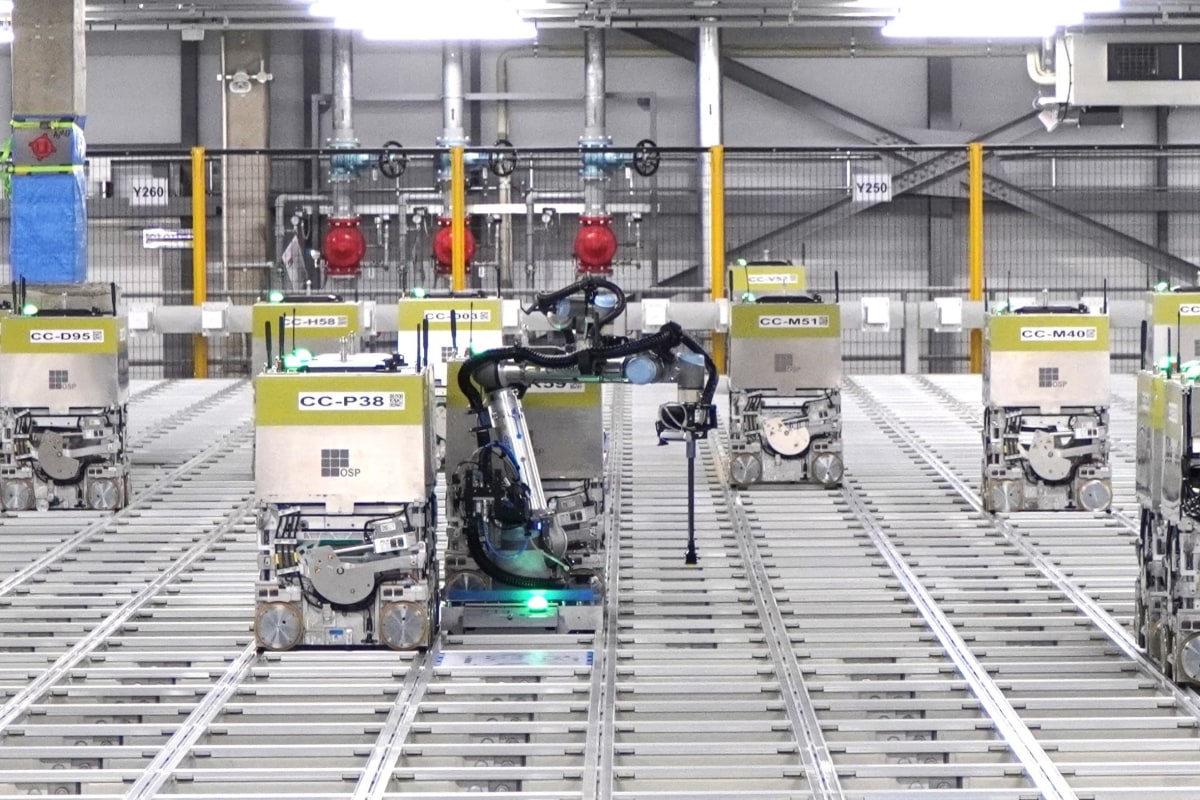 青色のアームが伸びるロボットが「オングリッドロボットピック」