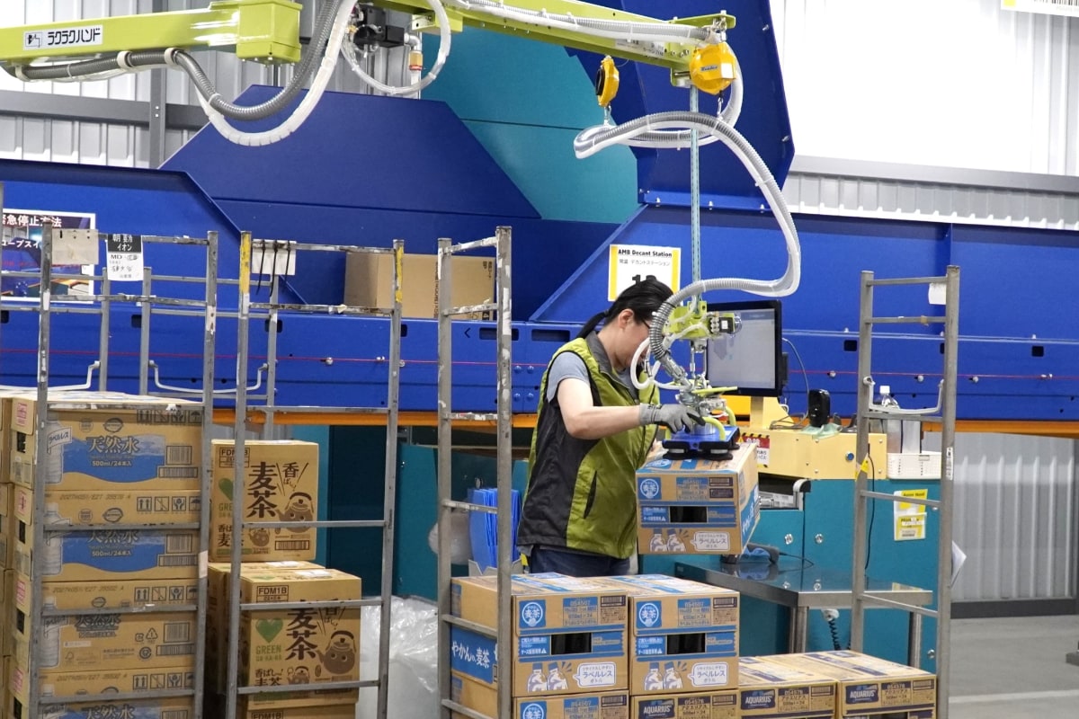 重量のある荷物や持ちにくい物の持ち上げをサポートするバキュームリフター