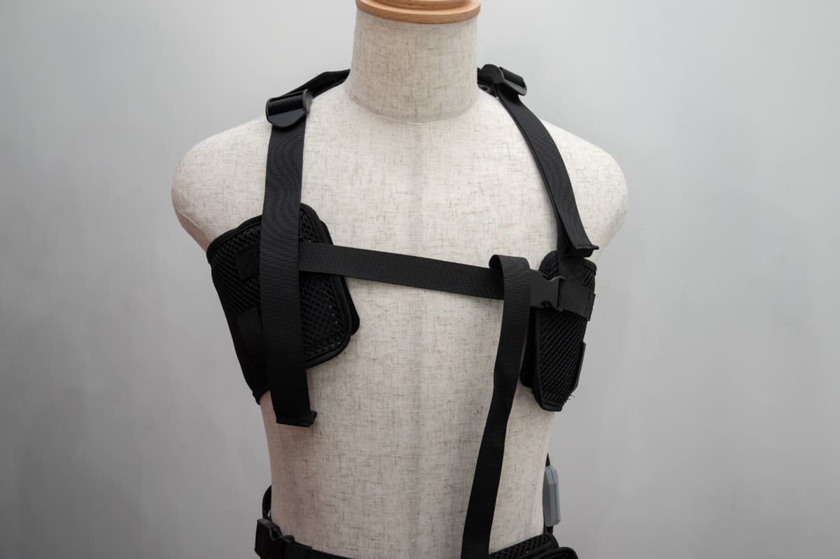 胸部。ベルトにより幅広い体格に対応