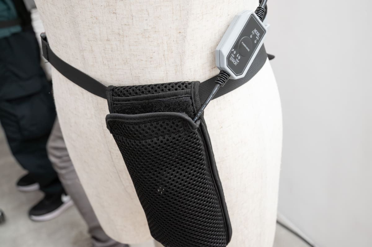 モバイルバッテリーは腰に装着するポーチに入れる